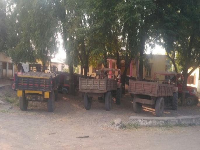 MP stuck in Illegal sand traffic; Administration took action against 14 vehicles | अवैध वाळू वाहतुकीत अडकला खासदारांचा ताफा; प्रशासनाने तत्परतेने केली १४ वाहनांवर कारवाई MP stuck in Illegal sand traffic; Administration took action against 14 vehicles | अवैध वाळू वाहतुकीत अडकला खासदारांचा ताफा; प्रशासनाने तत्परतेने केली १४ वाहनांवर कारवाई