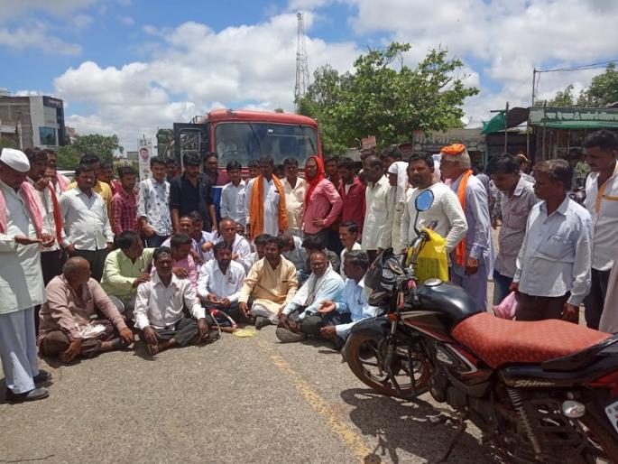 A mixture of chemical fertilizers in Ration shop wheat; rastaroko by Swabhimani Farmers Association of Rajur | राशनच्या गव्हात रासायनिक खताचे मिश्रण; राजूरात स्वाभिमानी शेतकरी संघटनेचे रास्ता रोको आंदोलन A mixture of chemical fertilizers in Ration shop wheat; rastaroko by Swabhimani Farmers Association of Rajur | राशनच्या गव्हात रासायनिक खताचे मिश्रण; राजूरात स्वाभिमानी शेतकरी संघटनेचे रास्ता रोको आंदोलन