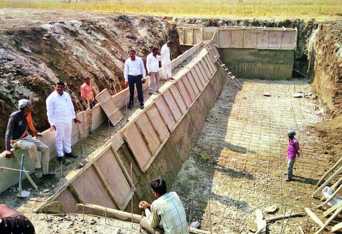 Sultanpur: Public works of the water tankers are closed! | सुलतानपूर : जलयुक्त शिवारची कामे लोकप्रतिनिधींनी पाडली बंद! Sultanpur: Public works of the water tankers are closed! | सुलतानपूर : जलयुक्त शिवारची कामे लोकप्रतिनिधींनी पाडली बंद!