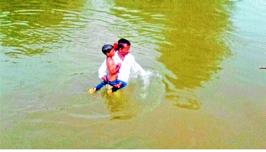 Raidasaheb saved the life of the Rig Veda: out of the canal drowning | येडेमच्छिंद्रच्या रावसाहेबांनी वाचविले ऋग्वेदचे प्राण : कालव्यात बुडणाऱ्या काढले बाहेर Raidasaheb saved the life of the Rig Veda: out of the canal drowning | येडेमच्छिंद्रच्या रावसाहेबांनी वाचविले ऋग्वेदचे प्राण : कालव्यात बुडणाऱ्या काढले बाहेर