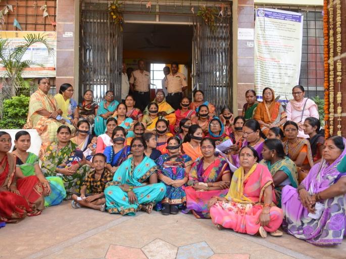Women aggressive against tap connection tax hike; Movement in front of the municipality with a black bandage on the face | नळ जोडणी दरवाढी विरोधात महिला आक्रमक; तोंडावर काळी पट्टी बांधून केले महापालिकेसमोर आंदोलन