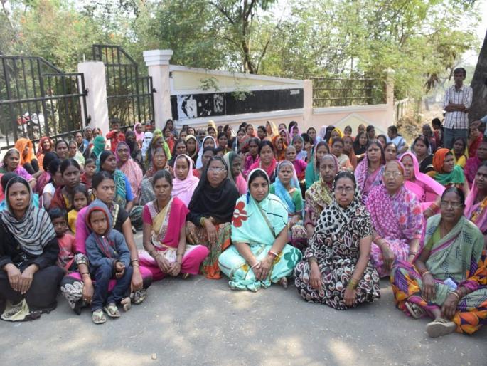 'Rehabilitate us, otherwise suicide is only an option!'; Demand of encroachment holders to Hingoli collector | 'पुनर्वसन करा, अन्यथा आत्मदहनाशिवाय पर्याय नाही!'; अतिक्रमणधारकांची जिल्हाधिकाऱ्यांकडे मागणी 'Rehabilitate us, otherwise suicide is only an option!'; Demand of encroachment holders to Hingoli collector | 'पुनर्वसन करा, अन्यथा आत्मदहनाशिवाय पर्याय नाही!'; अतिक्रमणधारकांची जिल्हाधिकाऱ्यांकडे मागणी