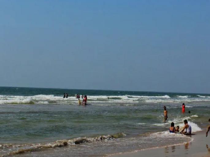 Tourists are shocked by jellyfish on Ganpatipule beach | गणपतीपुळे समुद्रकिनाऱ्यावरील जेली फिशमुळे पर्यटक हैराण, स्पर्श होताच अंगाला होतात वेदना Tourists are shocked by jellyfish on Ganpatipule beach | गणपतीपुळे समुद्रकिनाऱ्यावरील जेली फिशमुळे पर्यटक हैराण, स्पर्श होताच अंगाला होतात वेदना