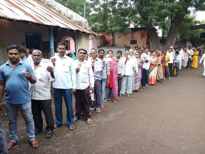 People come out to vote in jalgaon | महाराष्ट्र निवडणूक २०१९ : जळगावमध्ये भर पावसात नागरिकांचा मतदानासाठी उत्साह People come out to vote in jalgaon | महाराष्ट्र निवडणूक २०१९ : जळगावमध्ये भर पावसात नागरिकांचा मतदानासाठी उत्साह