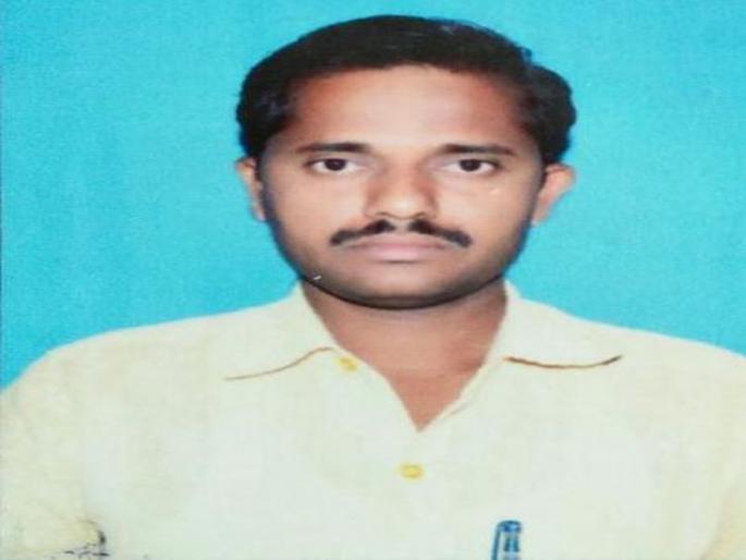 luxury bus hits two whiller, teacher dead on the spot | जळगाव- भरधाव लक्झरीची दुचाकीला धडक, शिक्षकाचा जागीच मृत्यू luxury bus hits two whiller, teacher dead on the spot | जळगाव- भरधाव लक्झरीची दुचाकीला धडक, शिक्षकाचा जागीच मृत्यू