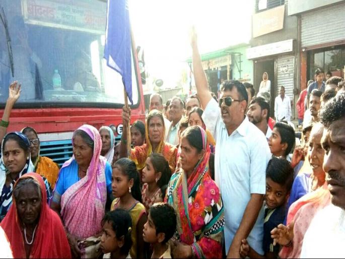 Jalgaon-Aurangabad road blockade in Jalgaon district on some other days, stop the road, stop the road | जळगाव जिल्ह्यात दुस-या दिवशीही काही ठिकाणी बंद, रस्ता रोको, जळगाव-औरंगाबाद मार्ग ठप्प Jalgaon-Aurangabad road blockade in Jalgaon district on some other days, stop the road, stop the road | जळगाव जिल्ह्यात दुस-या दिवशीही काही ठिकाणी बंद, रस्ता रोको, जळगाव-औरंगाबाद मार्ग ठप्प