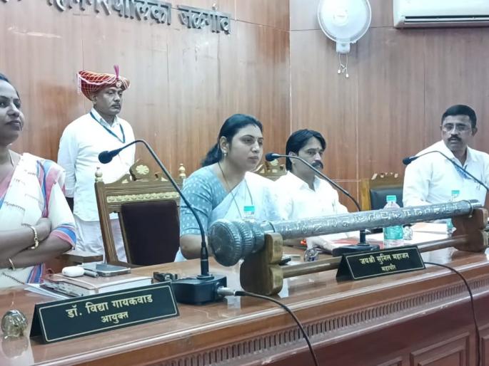 jalgaon municipal adjournment of special general assembly | जळगाव महापालिकेच्या आयुक्तांची खुर्ची वाचली! विशेष महासभा तहकूब jalgaon municipal adjournment of special general assembly | जळगाव महापालिकेच्या आयुक्तांची खुर्ची वाचली! विशेष महासभा तहकूब