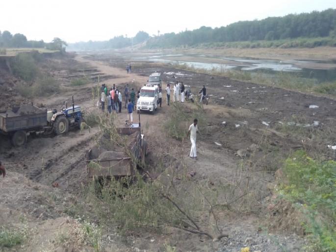 Jalgaon Breaking Farmers beaten up for opposing against sand mafia know details | Jalgaon Breaking : वाळूमाफियांची मुजोरी, वाळू उपशाला विरोध केल्याने शेतकऱ्याला जबर मारहाण Jalgaon Breaking Farmers beaten up for opposing against sand mafia know details | Jalgaon Breaking : वाळूमाफियांची मुजोरी, वाळू उपशाला विरोध केल्याने शेतकऱ्याला जबर मारहाण