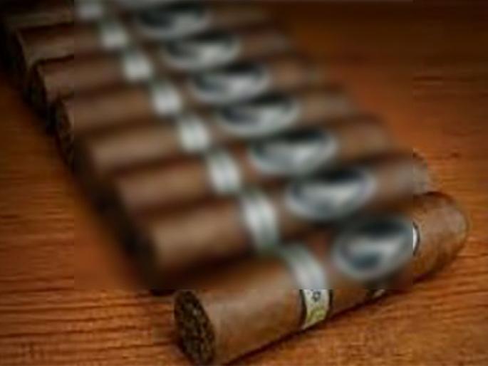 Jalgaon comes for sale every month for 25 crores foreign cigarettes | जळगावला दर महिन्याला विक्रीसाठी येतात 25 कोटींच्या विदेशी सिगारेट Jalgaon comes for sale every month for 25 crores foreign cigarettes | जळगावला दर महिन्याला विक्रीसाठी येतात 25 कोटींच्या विदेशी सिगारेट