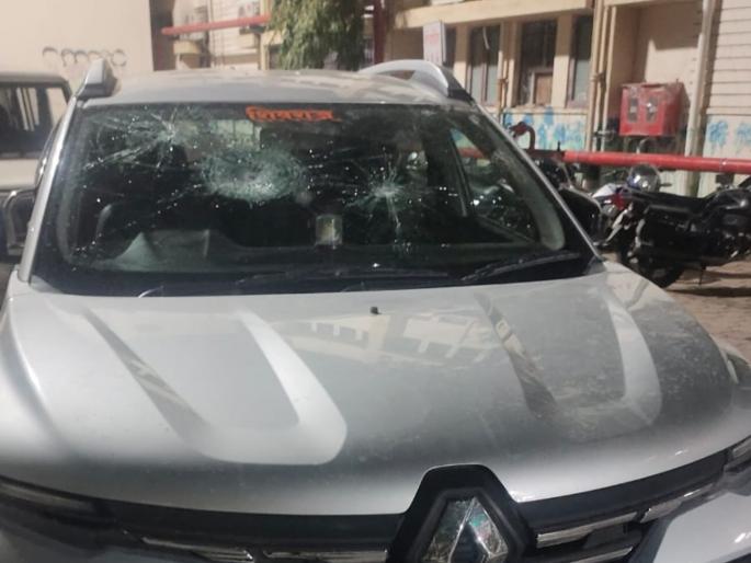 after throwing stones at the car the youth was stabbed with a sharp weapon | कारवर दगडफेक केल्यानंतर तरूणावर धारधार शस्त्राने वार after throwing stones at the car the youth was stabbed with a sharp weapon | कारवर दगडफेक केल्यानंतर तरूणावर धारधार शस्त्राने वार
