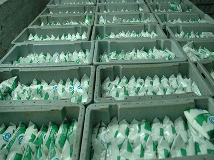 Jalgaon district milk team cut milk prices | जळगाव जिल्हा दूध संघाकडून दुधाच्या फॅटच्या दरात कपात Jalgaon district milk team cut milk prices | जळगाव जिल्हा दूध संघाकडून दुधाच्या फॅटच्या दरात कपात