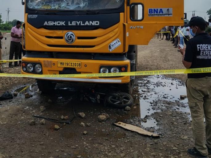Three killed child injured in collision with speeding sand dumper | डंपर दिसताच आईने मुलाला बाजूला फेकले; गुरुद्वाराच्या पुजाऱ्याचा पत्नीसह मृत्यू, मुलगा बचावला Three killed child injured in collision with speeding sand dumper | डंपर दिसताच आईने मुलाला बाजूला फेकले; गुरुद्वाराच्या पुजाऱ्याचा पत्नीसह मृत्यू, मुलगा बचावला