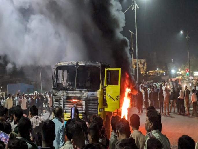 A 9 year old child was crushed to death by a sand dumper in Jalgaon | भीषण! जळगावात वाळूच्या डंपरने ९ वर्षाच्या चिमुरड्याला चिरडले: नागरिकांनी डंपर पेटवला; वाहतूक चार तास ठप्प  A 9 year old child was crushed to death by a sand dumper in Jalgaon | भीषण! जळगावात वाळूच्या डंपरने ९ वर्षाच्या चिमुरड्याला चिरडले: नागरिकांनी डंपर पेटवला; वाहतूक चार तास ठप्प