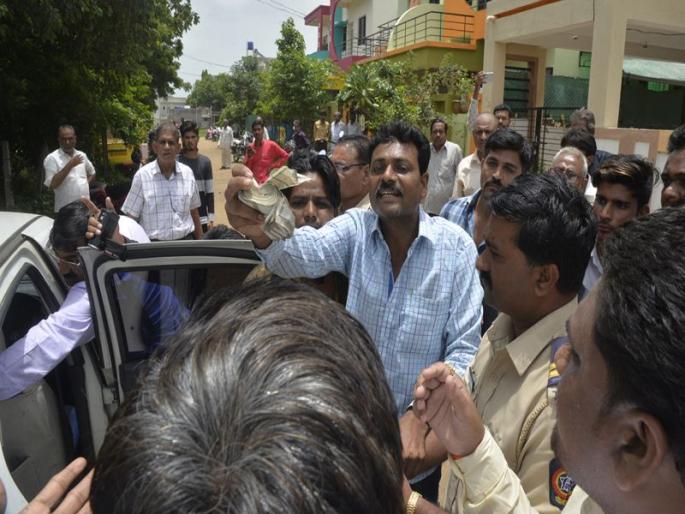 Jalgaon municipal election: Rainfall complaints in the Code of Conduct | जळगाव महापालिका निवडणूक : आचारसंहिता कक्षाकडे पैसे वाटपाच्या तक्रारींचा पाऊस Jalgaon municipal election: Rainfall complaints in the Code of Conduct | जळगाव महापालिका निवडणूक : आचारसंहिता कक्षाकडे पैसे वाटपाच्या तक्रारींचा पाऊस