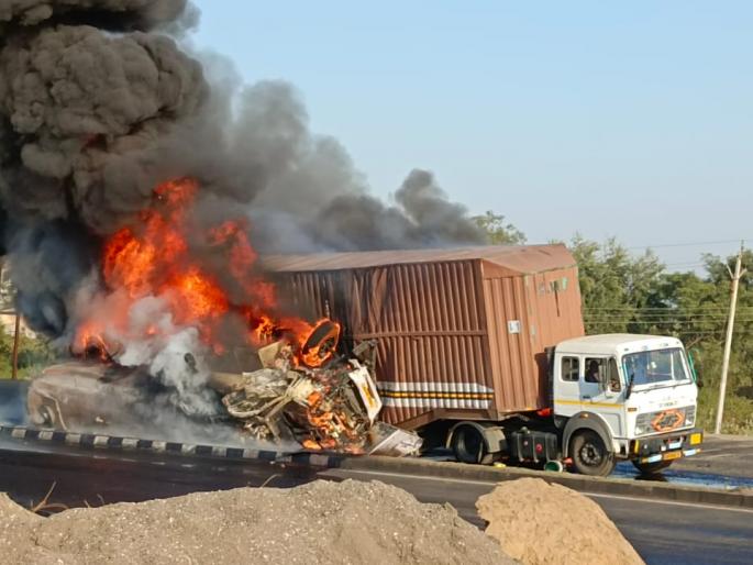 severe collisions between containers and chemical tankers one dies in accidental fire | जळगाव: कंटेनर आणि केमिकल टँकरमध्ये जोरदार धडक; अपघाताने लागलेल्या आगीत एकाचा मृत्यू severe collisions between containers and chemical tankers one dies in accidental fire | जळगाव: कंटेनर आणि केमिकल टँकरमध्ये जोरदार धडक; अपघाताने लागलेल्या आगीत एकाचा मृत्यू
