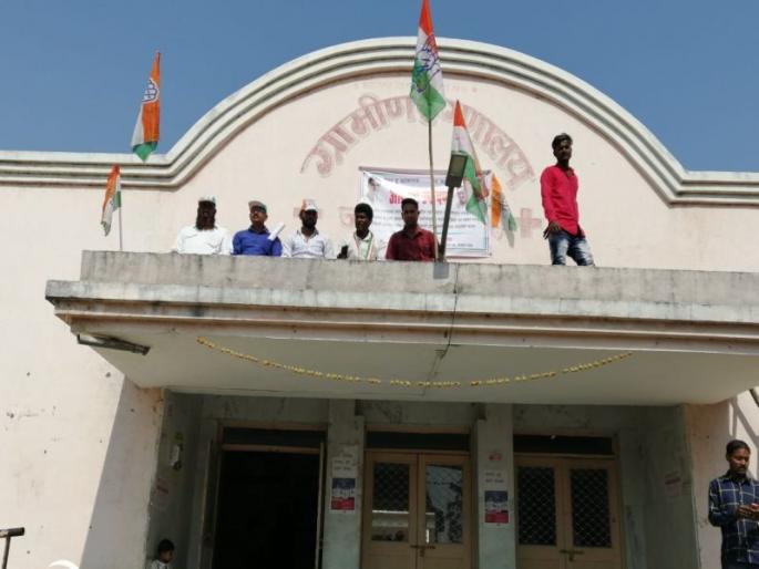 Congress's Sholay style movement to fill vacant posts | रिक्त पदे भरण्यासाठी काँग्रेसचे शोले स्टाईल आंदोलन Congress's Sholay style movement to fill vacant posts | रिक्त पदे भरण्यासाठी काँग्रेसचे शोले स्टाईल आंदोलन
