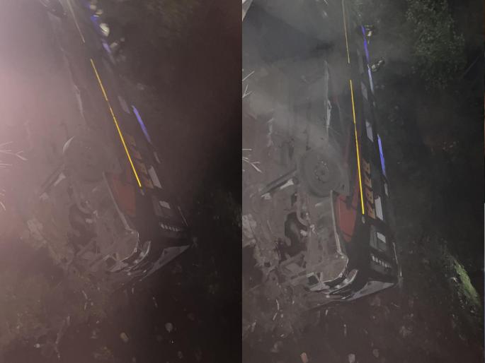 private bus fell from a bridge near chikhali 1 woman was died and 17 passengers were injured | चिखलीनजीक पुलावरून खासगी बस घसरली, १ महिला ठार १७ प्रवासी जखमी private bus fell from a bridge near chikhali 1 woman was died and 17 passengers were injured | चिखलीनजीक पुलावरून खासगी बस घसरली, १ महिला ठार १७ प्रवासी जखमी