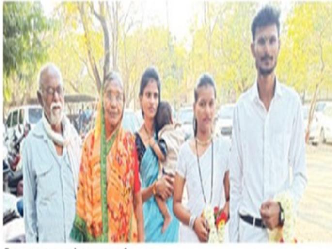 Grandmother signs for grandsons wedding on Valentines Day | 'व्हॅलेंटाईन डे' ला नातवाच्या लग्नाला, आजी सही करायला!