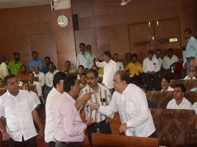 Jalgaon Municipal Authority - On the question of waste | कचऱ्याचा प्रश्नावर जळगाव मनपात सत्ताधारी - विरोधक एकमेकांना भिडले Jalgaon Municipal Authority - On the question of waste | कचऱ्याचा प्रश्नावर जळगाव मनपात सत्ताधारी - विरोधक एकमेकांना भिडले