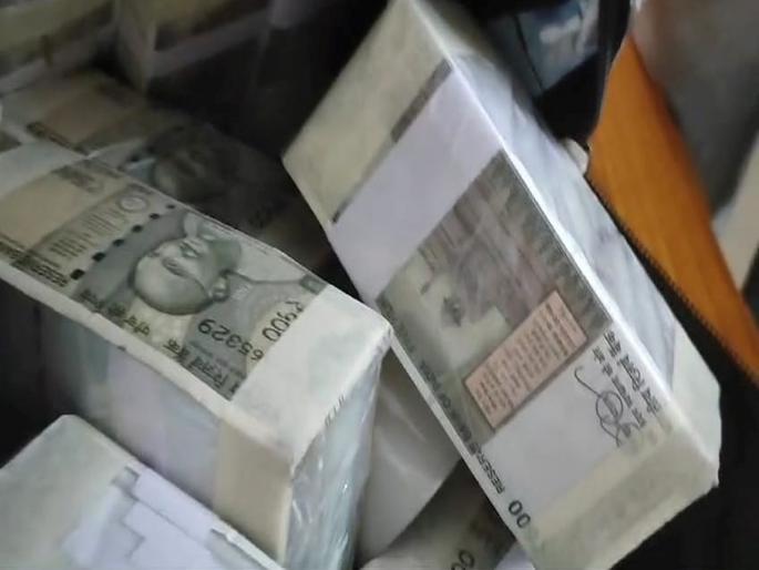 Fake currency worth crores of rupees seized in Bhusawal | भुसावळमध्ये कोट्यवधी रुपये किंमतीच्या नकली नोटा जप्त, एका जण ताब्यात Fake currency worth crores of rupees seized in Bhusawal | भुसावळमध्ये कोट्यवधी रुपये किंमतीच्या नकली नोटा जप्त, एका जण ताब्यात