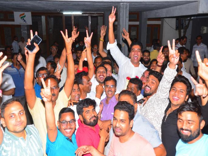 Sagar Chitre elected as the President of Jalgaon District Lawyers Association Adv. Smita Jalte elected as the Vice President; Winning candidates celebrate | जळगाव जिल्हा वकील संघाच्या अध्यक्षपदी सागर चित्रे! उपाध्यक्षपदी ॲड. स्मिता झाल्टे; विजयी उमेदवारांचा जल्लोष