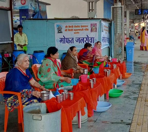 feeling of jal village at the railway station | रेल्वेस्थानकावर ‘जल’गावची अनुभूती! feeling of jal village at the railway station | रेल्वेस्थानकावर ‘जल’गावची अनुभूती!