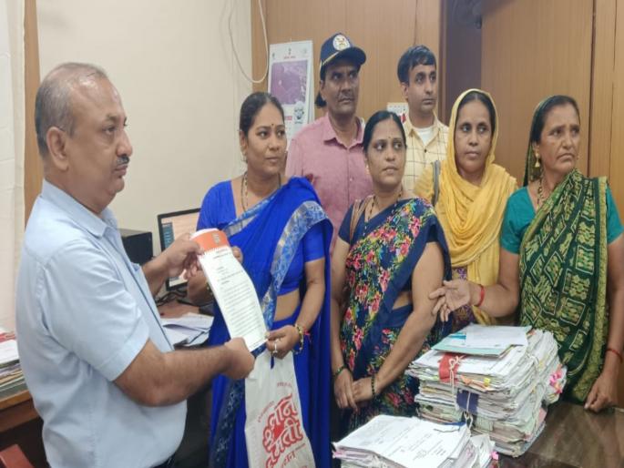 place a paramilitary force in the planned martyr memorial too! martyr wife visited the collector | नियोजित हुतात्मा स्मारकात निमलष्करी दलालाही स्थान द्या! शहिदांच्या पत्नींनी घेतली जिल्हाधिकाऱ्यांची भेट place a paramilitary force in the planned martyr memorial too! martyr wife visited the collector | नियोजित हुतात्मा स्मारकात निमलष्करी दलालाही स्थान द्या! शहिदांच्या पत्नींनी घेतली जिल्हाधिकाऱ्यांची भेट