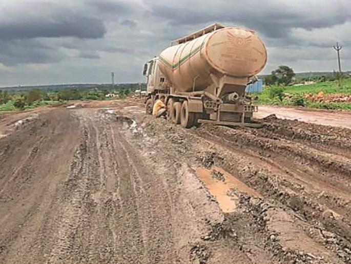 Although the contractor has changed, the work on the 'Aurangabad-Jalgaon' road is still stopped | कंत्राटदार बदलले तरीही 'औरंगाबाद-जळगाव' रस्त्याचे काम अद्याप ठप्प Although the contractor has changed, the work on the 'Aurangabad-Jalgaon' road is still stopped | कंत्राटदार बदलले तरीही 'औरंगाबाद-जळगाव' रस्त्याचे काम अद्याप ठप्प