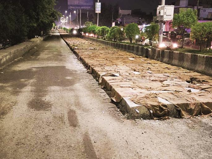 The speed of concreting the VIP Road from CIDCO Chowk to Harsul T Point would put even a turtle to shame! | सिडको चौक ते हर्सूल टी पॉइंट रोडच्या काँक्रीटीकरणाचा वेग कासवालाही लाजवेल असा ! The speed of concreting the VIP Road from CIDCO Chowk to Harsul T Point would put even a turtle to shame! | सिडको चौक ते हर्सूल टी पॉइंट रोडच्या काँक्रीटीकरणाचा वेग कासवालाही लाजवेल असा !