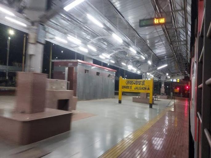 Jalgaon Youth dies in train collision Body identified from word mother on hand | हातावरील 'आई' शब्दावरून मृतदेह ओळखला; मुलाची वाट पाहणाऱ्या कुटुंबावर कोसळला दुःखाचा डोंगर Jalgaon Youth dies in train collision Body identified from word mother on hand | हातावरील 'आई' शब्दावरून मृतदेह ओळखला; मुलाची वाट पाहणाऱ्या कुटुंबावर कोसळला दुःखाचा डोंगर