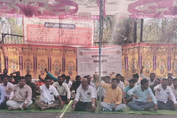 Indefinite hunger strike of contract electricity workers in Jalgaon participation of 850 contract workers | जळगावात कंत्राटी वीज कर्मचाऱ्यांचे बेमुदत उपोषण, ८५० कंत्राटी कर्मचाऱ्यांच्या सहभाग Indefinite hunger strike of contract electricity workers in Jalgaon participation of 850 contract workers | जळगावात कंत्राटी वीज कर्मचाऱ्यांचे बेमुदत उपोषण, ८५० कंत्राटी कर्मचाऱ्यांच्या सहभाग