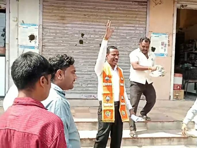 Shiv Sena Thackeray group threw dung at the office of Crop Insurance Company | शिवसेना ठाकरे गटाकडून पीकविमा कंपनीच्या कार्यालयावर फेकले शेण Shiv Sena Thackeray group threw dung at the office of Crop Insurance Company | शिवसेना ठाकरे गटाकडून पीकविमा कंपनीच्या कार्यालयावर फेकले शेण