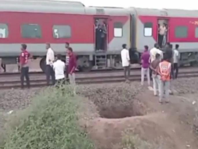 Jalgaon Train Accident: Tea seller gave information about the fire, it was not as it was supposed to be | चहा विक्रेत्याने दिली आगीची माहिती, झाले होत्याचे नव्हते