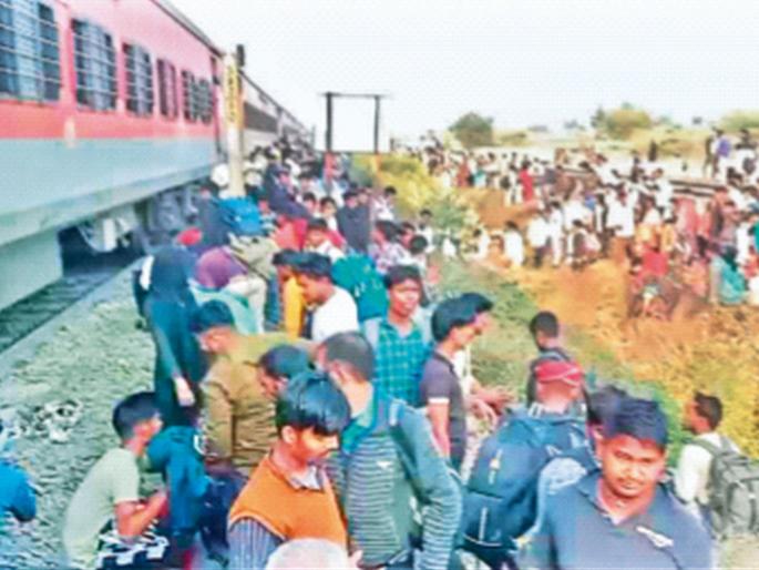 Jalgaon Train Accident: Fatal collision on the track, terrible accident near Jalgaon; Fear of fire in Pushpak Express, people running on the tracks attacked; 12 passengers crushed to death under Karnataka Express | ट्रॅकवर मृत्यूची धडक, जळगावजवळ भीषण अपघात; पुष्पक एक्स्प्रेसमध्ये आगीच्या भीतीने रुळांवर धावलेल्यांवर घाला; कर्नाटक एक्स्प्रेसखाली चिरडून १२ प्रवाशांचा मृत्यू