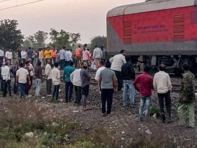 Jalgaon Train Accident: We witnessed the horror of death in the Pushpak Express with our own eyes, the surviving passengers narrated their experience | पुष्पक एक्स्प्रेसमधील मृत्यूचा थरार आम्ही डोळ्यांदेखत पाहिला, बचावलेल्या प्रवाशांनी कथन केला अनुभव