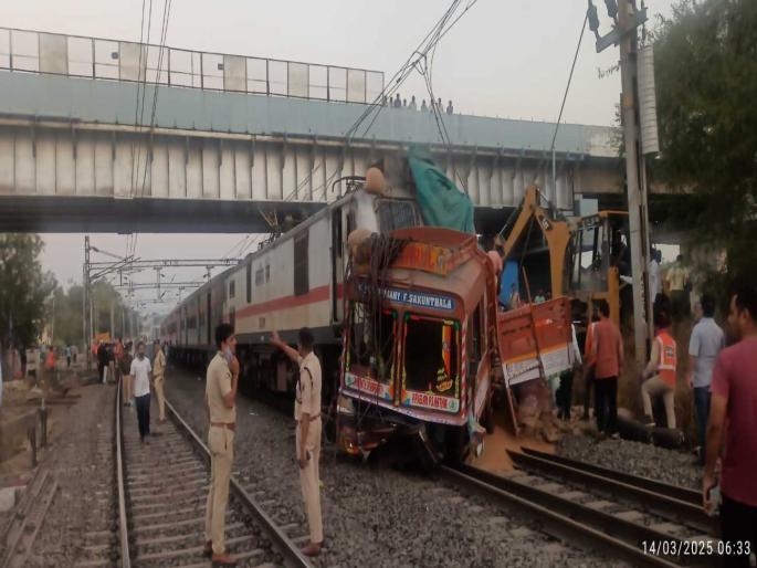 Jalgaon speeding truck broke through a gate and hit train | जळगावात मोठा अपघात; गव्हाने भरलेला भरधाव ट्रक गेट तोडून रेल्वेवर आदळला Jalgaon speeding truck broke through a gate and hit train | जळगावात मोठा अपघात; गव्हाने भरलेला भरधाव ट्रक गेट तोडून रेल्वेवर आदळला