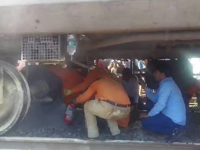 AC coach of Ahmedabad-Howrah Express caught fire; | अहमदाबाद - हावडा एक्सप्रेसच्या एसी डब्याला आग;