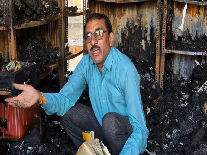A few days before the daughters marriage the fathers shop was burnt down by the miscreants | मुलीची हळद अन् त्याच दिवशी दंगलीत 'त्यांचं' दुकान जाळलं; घटनेमुळे जळगावात हळहळ A few days before the daughters marriage the fathers shop was burnt down by the miscreants | मुलीची हळद अन् त्याच दिवशी दंगलीत 'त्यांचं' दुकान जाळलं; घटनेमुळे जळगावात हळहळ