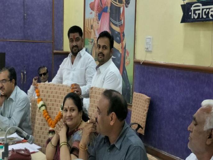 Defeat by members of Jalgaon District P.O.O. | जळगाव जि.प.सी.ई.ओ.यांच्या खुर्चीला सदस्यांकडून हार Defeat by members of Jalgaon District P.O.O. | जळगाव जि.प.सी.ई.ओ.यांच्या खुर्चीला सदस्यांकडून हार