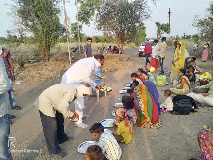    And the smiles on the faces of 'those' hungry children | अन् ‘त्या’ भुकेल्या बालकांच्या चेहऱ्यावर फुलले हास्य