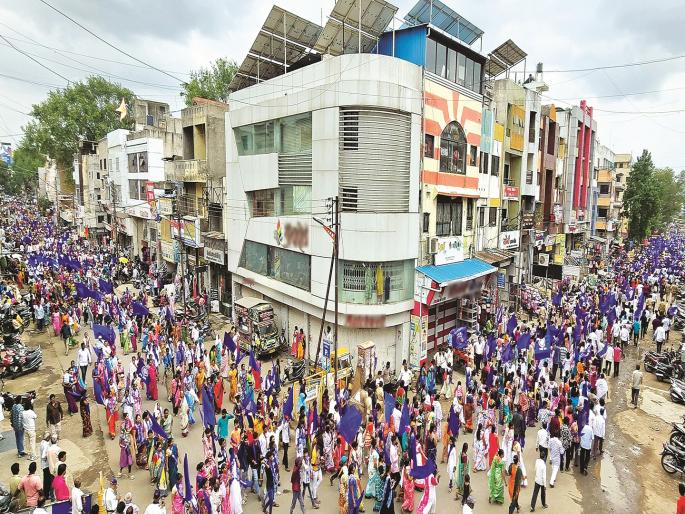 Virat Jan Aakrosh Morcha demands arrest of former MP; Blue storm erupts in the city | विराट जनआक्रोश मोर्चाने केली माजी खासदाराच्या अटकेची मागणी; शहरात घोंगावले निळे वादळ Virat Jan Aakrosh Morcha demands arrest of former MP; Blue storm erupts in the city | विराट जनआक्रोश मोर्चाने केली माजी खासदाराच्या अटकेची मागणी; शहरात घोंगावले निळे वादळ