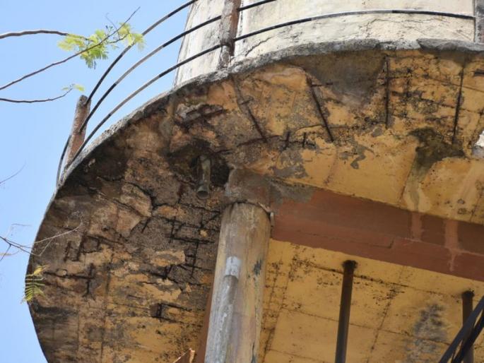 The water scheme of the water plan is due to the fatality: the condition of the Karakr | पाणी योजनेचा जलकुंभ ठरतोय जीवघेणा : काकर्दे येथील स्थिती The water scheme of the water plan is due to the fatality: the condition of the Karakr | पाणी योजनेचा जलकुंभ ठरतोय जीवघेणा : काकर्दे येथील स्थिती