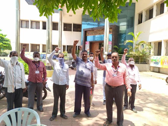 Insurance cover, exgratia to 357 municipal employees in the state | राज्यातील ३५७ नगर पालिका कर्मचाऱ्यांना  विमा कवच, सानुग्रह अनुदान लागू Insurance cover, exgratia to 357 municipal employees in the state | राज्यातील ३५७ नगर पालिका कर्मचाऱ्यांना  विमा कवच, सानुग्रह अनुदान लागू