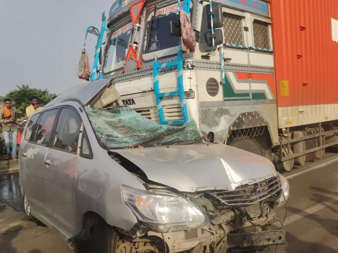 Driver fell asleep, car crossed the divider and hit the track; one died, incident on Dhule-Solapur highway | चालकाला डुलकी लागली, कार थेट दुभाजक ओलांडून ट्रॅकला जाऊन धडकली; एकाचा मृत्यू, धुळे-सोलापूर महामार्गावरील घटना Driver fell asleep, car crossed the divider and hit the track; one died, incident on Dhule-Solapur highway | चालकाला डुलकी लागली, कार थेट दुभाजक ओलांडून ट्रॅकला जाऊन धडकली; एकाचा मृत्यू, धुळे-सोलापूर महामार्गावरील घटना
