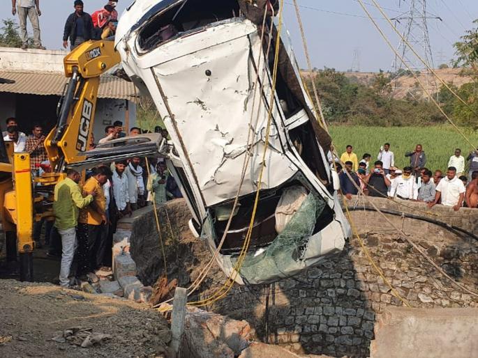 in jalna car went straight into the well after driver lost control | मृत्यूची विहीर! नियंत्रण सुटल्यानं कार थेट विहिरीत; दोन दिवसांत दोन अपघात in jalna car went straight into the well after driver lost control | मृत्यूची विहीर! नियंत्रण सुटल्यानं कार थेट विहिरीत; दोन दिवसांत दोन अपघात