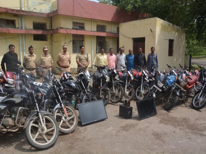 Motor cycle theft gang arrested in Jalna; Twenty-three bikes n six lakhs 50 thousands of money seized | जालन्यात दुचाकी चोरी, घरफोडी करणारी टोळी गजाआड; २३ दुचाकींसह साडे सहा लाखांचा मुद्देमाल जप्त Motor cycle theft gang arrested in Jalna; Twenty-three bikes n six lakhs 50 thousands of money seized | जालन्यात दुचाकी चोरी, घरफोडी करणारी टोळी गजाआड; २३ दुचाकींसह साडे सहा लाखांचा मुद्देमाल जप्त