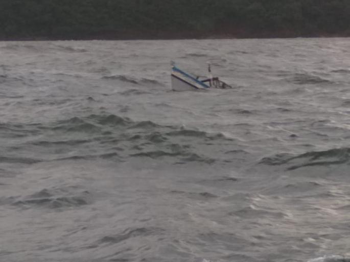A fishing boat in the sea near Kurlis in Ratnagiri | रत्नागिरीतील कुर्लीसमोरील समुद्रात मासेमारी नौकेला जलसमाधी A fishing boat in the sea near Kurlis in Ratnagiri | रत्नागिरीतील कुर्लीसमोरील समुद्रात मासेमारी नौकेला जलसमाधी