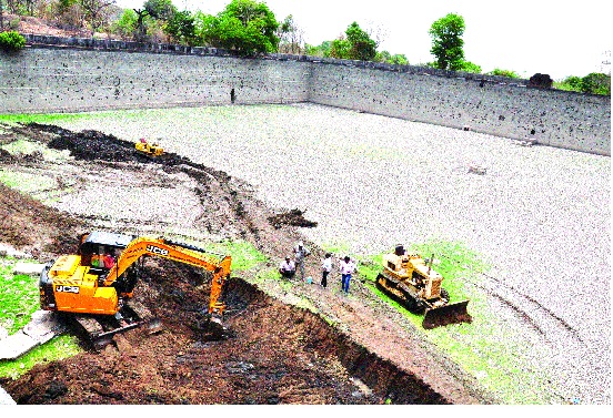 200 years old mud will leave within 15 days - work from municipal and water resources department | २०० वर्षांचा गाळ १५ दिवसांत निघणार-पालिका व जलसंपदा विभागाकडून कामास प्रारंभ 200 years old mud will leave within 15 days - work from municipal and water resources department | २०० वर्षांचा गाळ १५ दिवसांत निघणार-पालिका व जलसंपदा विभागाकडून कामास प्रारंभ