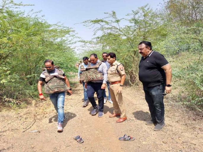 Uttar Pradesh Jalaun; constable killer accused killed in encounter in Jalaun; Action by UP Police | ऑन ड्युटी हवालदाराची हत्या करणारे कुख्यात आरोपी एनकाउंटरमध्ये ठार; युपी पोलिसांची कारवाई Uttar Pradesh Jalaun; constable killer accused killed in encounter in Jalaun; Action by UP Police | ऑन ड्युटी हवालदाराची हत्या करणारे कुख्यात आरोपी एनकाउंटरमध्ये ठार; युपी पोलिसांची कारवाई