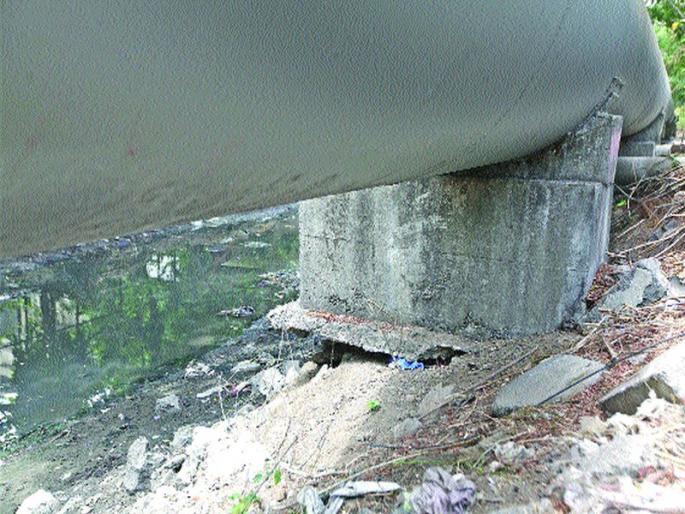 Water security in Vashi | वाशीमध्ये जलवाहिनीच्या सुरक्षेला तडे